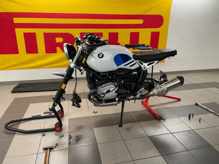 BMW Boxer in der Werkstatt