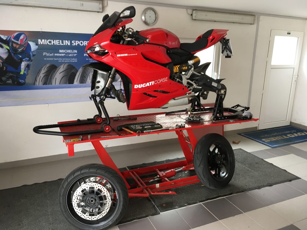 Kundenmotorrad in der ProfilProfi Werkstatt