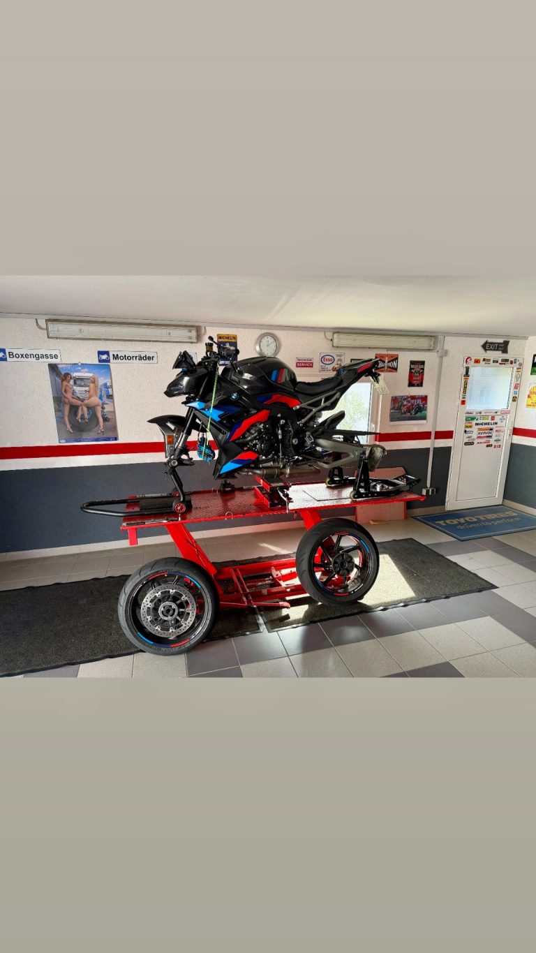 BMW Sportmotorrad in der Werkstatt