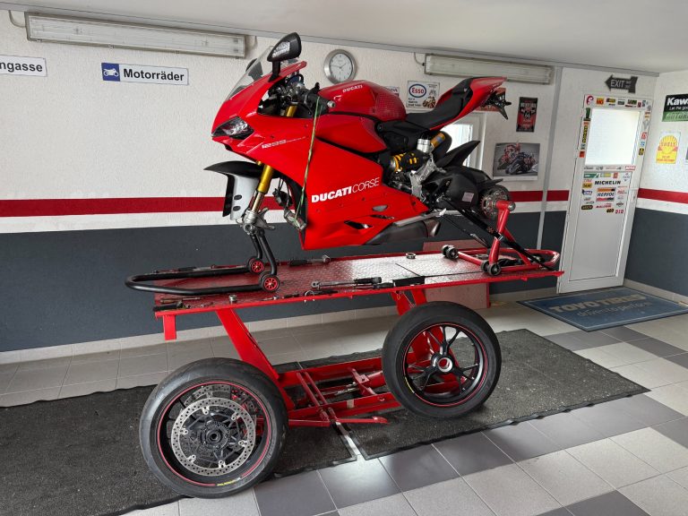 Rote Ducati beim Reifenservice