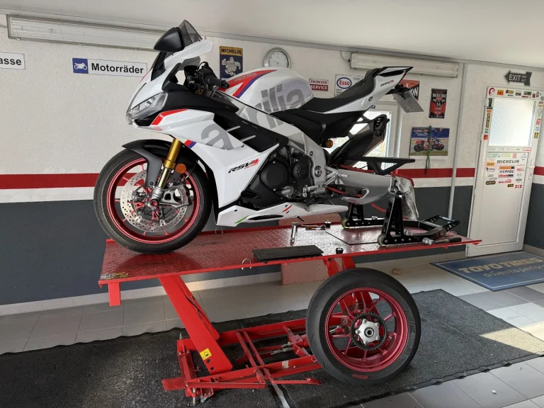 Weiße Aprilia beim Reifenservice