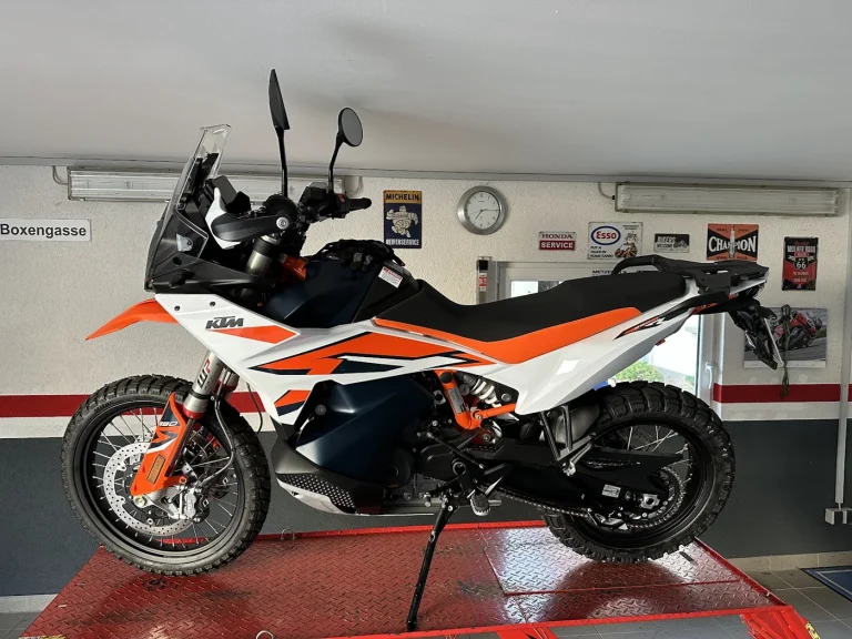 Reiseenduro auf der Montagebühne