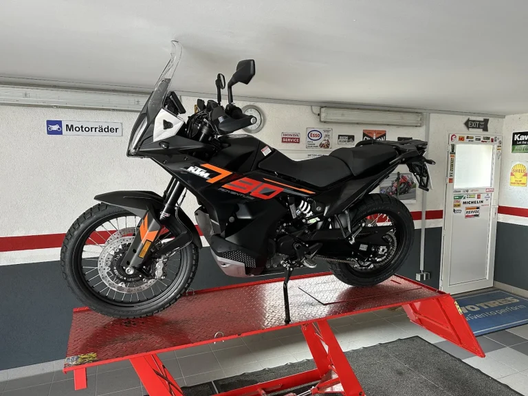 Adventure-Bike beim Reifenwechsel