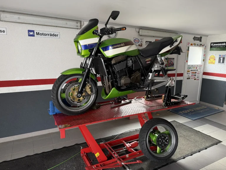 Grünes Tourenmotorrad auf der Bühne