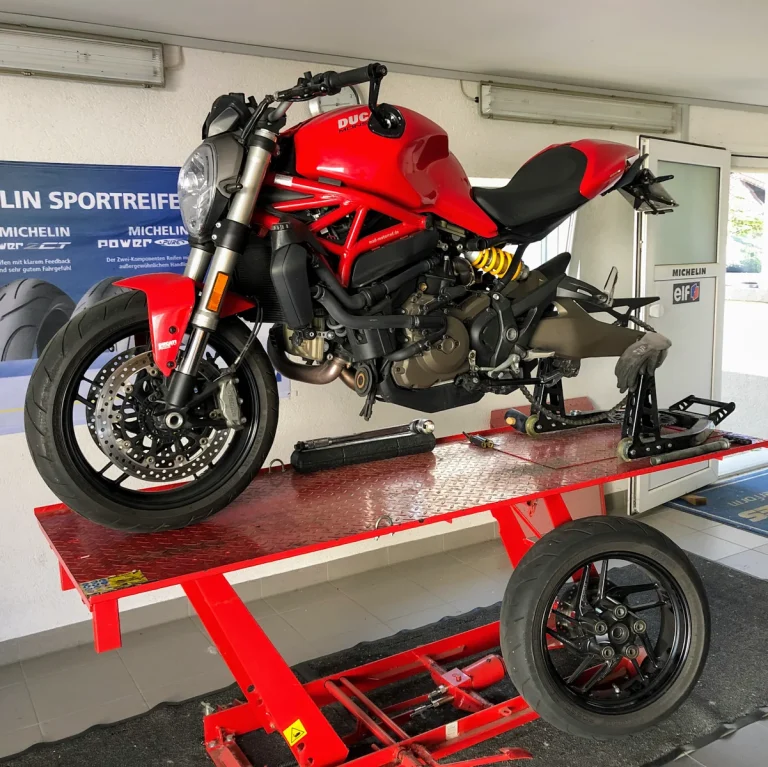 Rote Ducati beim Reifenservice