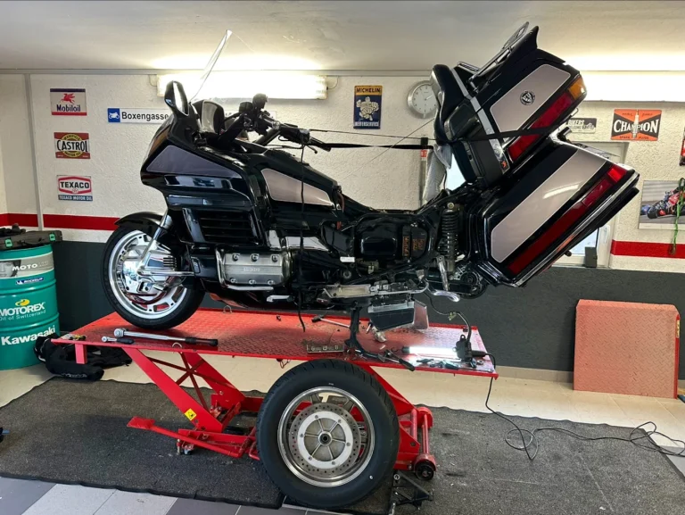 Tourenmotorrad bei der Montage