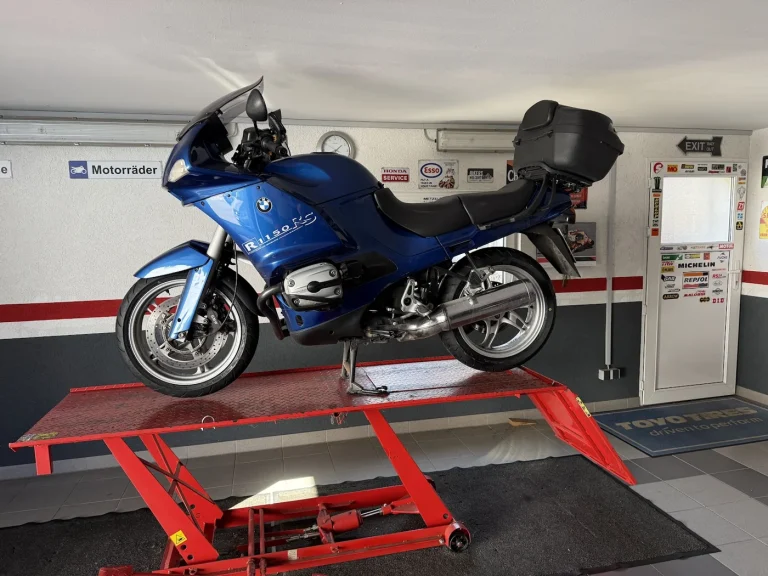 Blauer Tourer in der Werkstatt