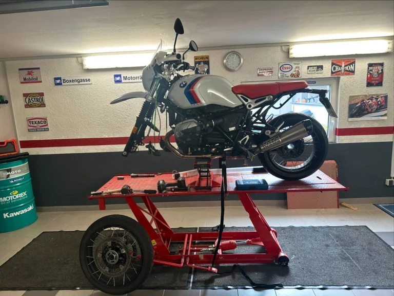 Reiseenduro beim Reifenservice