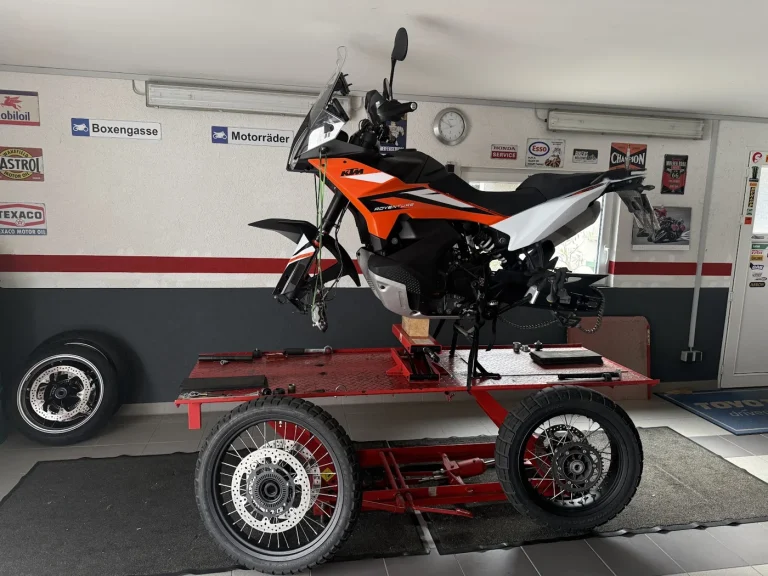 Reiseenduro mit neuen Reifen