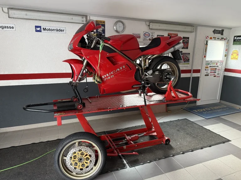 Rotes Sportmotorrad in der Werkstatt