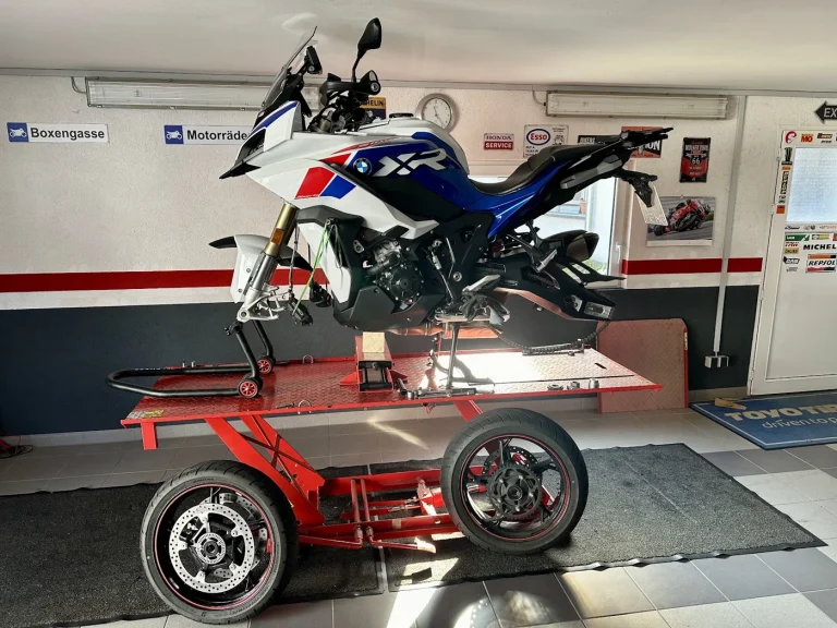 Reiseenduro auf der Montagebühne