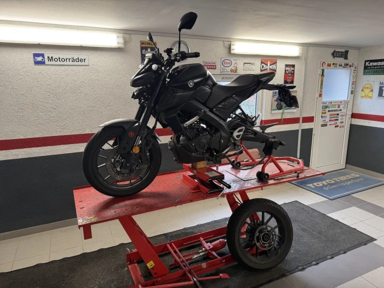 Schwarzes Naked Bike beim Reifenservice