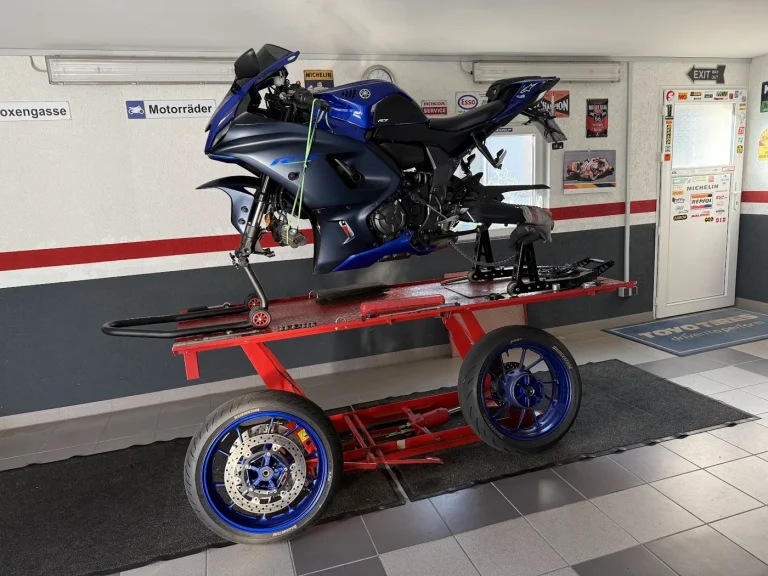 Blaues Sportmotorrad in der Werkstatt