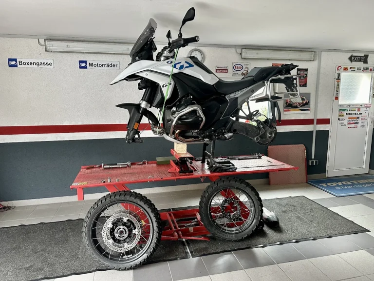 Weiße Reiseenduro beim Reifenservice