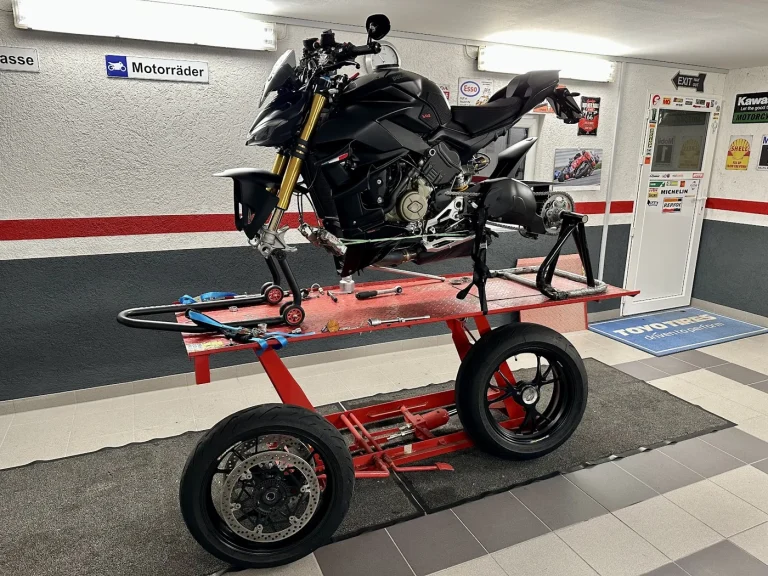 Schwarzes Motorrad beim Reifenwechsel