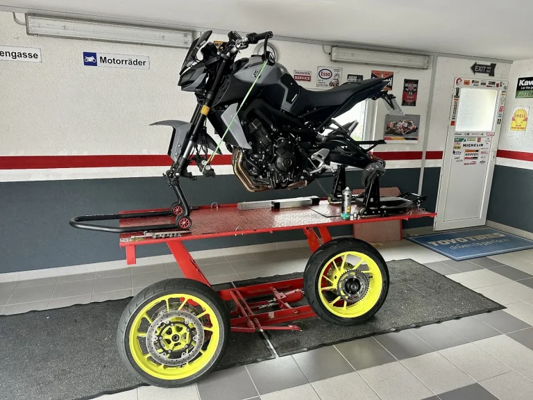 Supermoto mit gelben Rädern