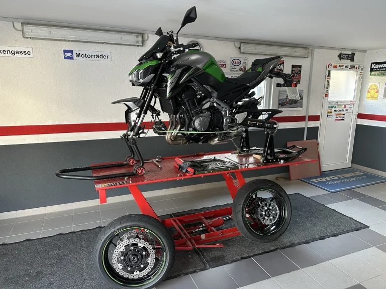 Grünes Naked Bike in der Werkstatt